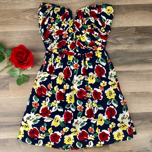 Urban Outfitters Dresses & Skirts - UO Strapless Floral Dress 🌹🌼💙